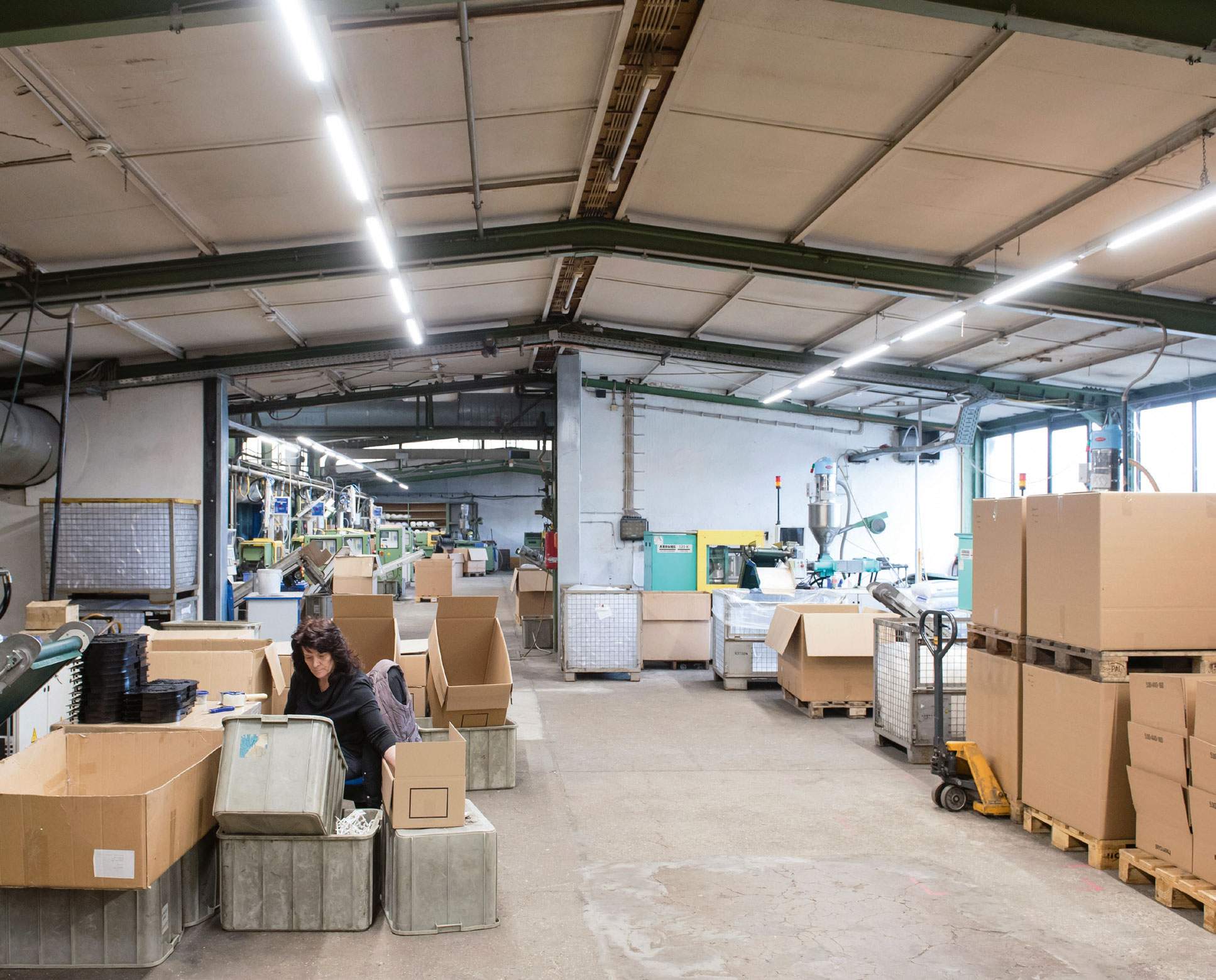 Qualitas-AMS GmbH – Unsere Referenz: Kunststoff-Fabrik Kainz, LED-Hallenbeleuchtung